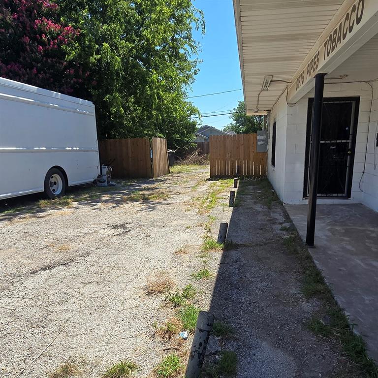 1325 S Riverside Drive Property Photo 9
