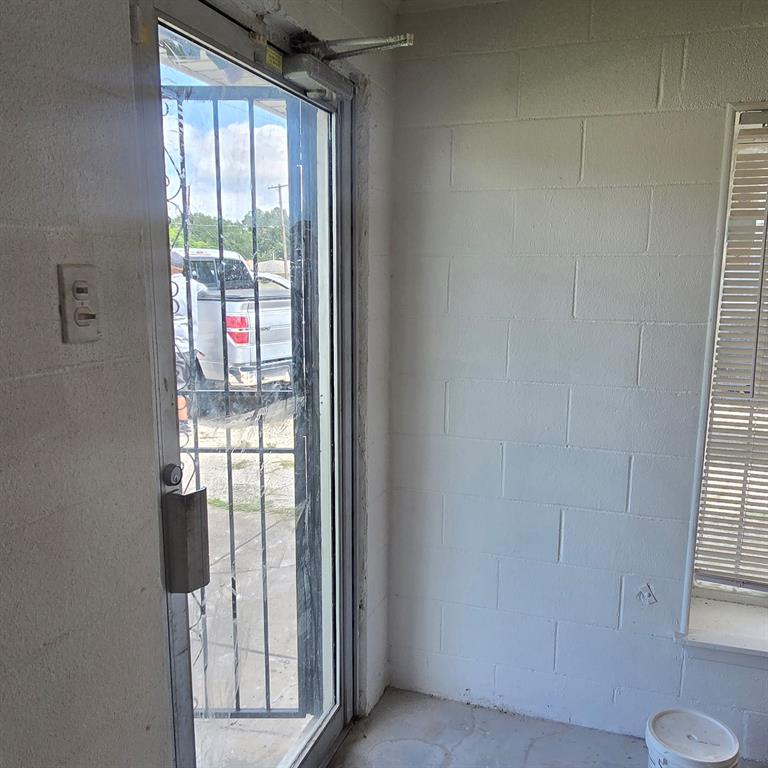 1325 S Riverside Drive Property Photo 10