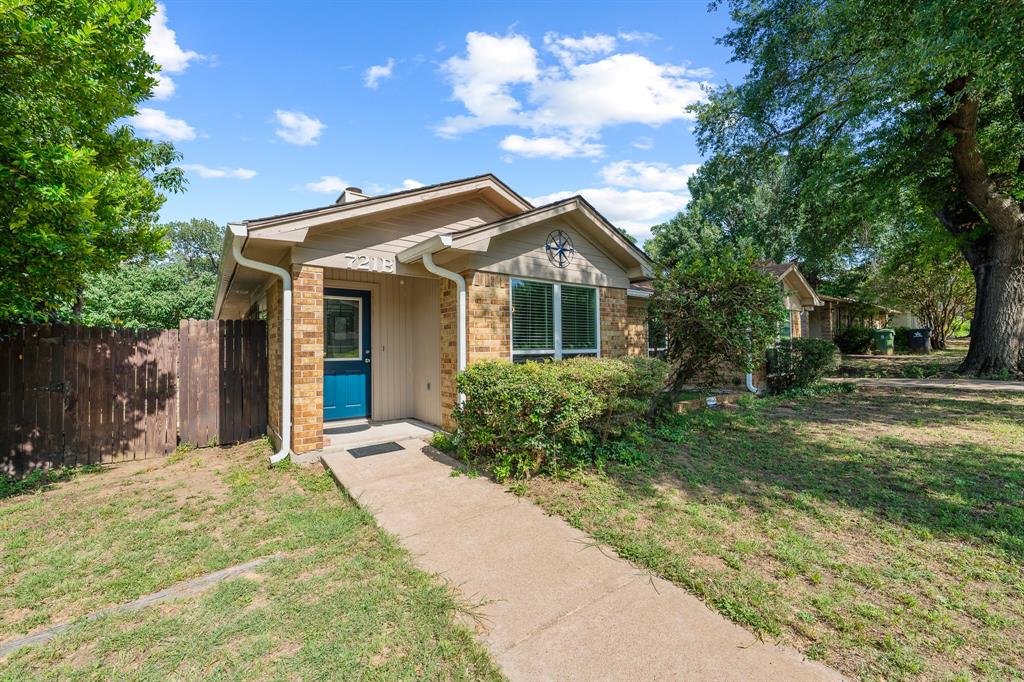 721 Oakwood Lane B Property Photo 1