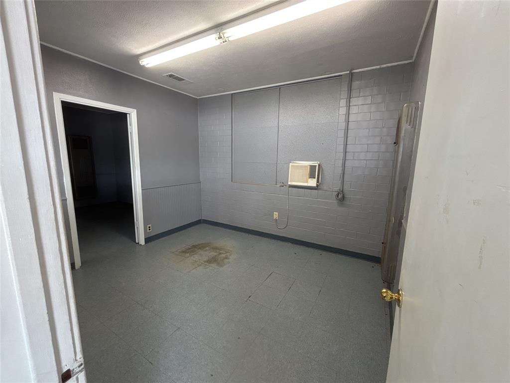 207 S Bell Street Property Photo 5