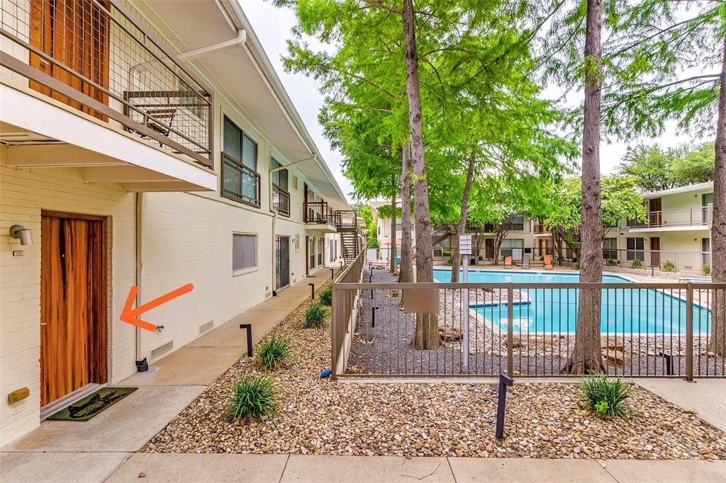 4616 W Lovers Lane 109 Property Photo 1