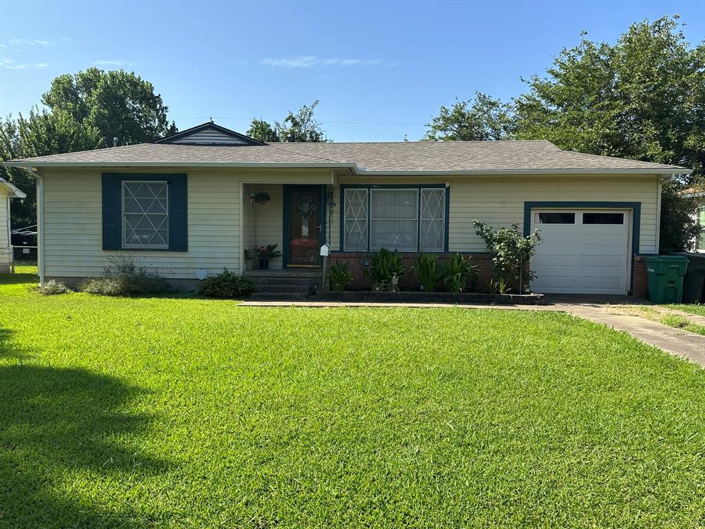908 E Summit Street Property Photo 1