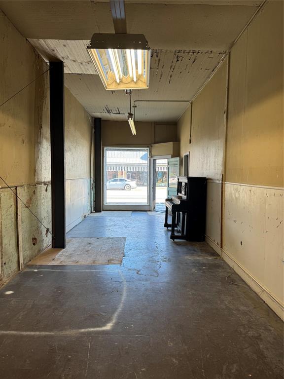 221 S Main Property Photo 17