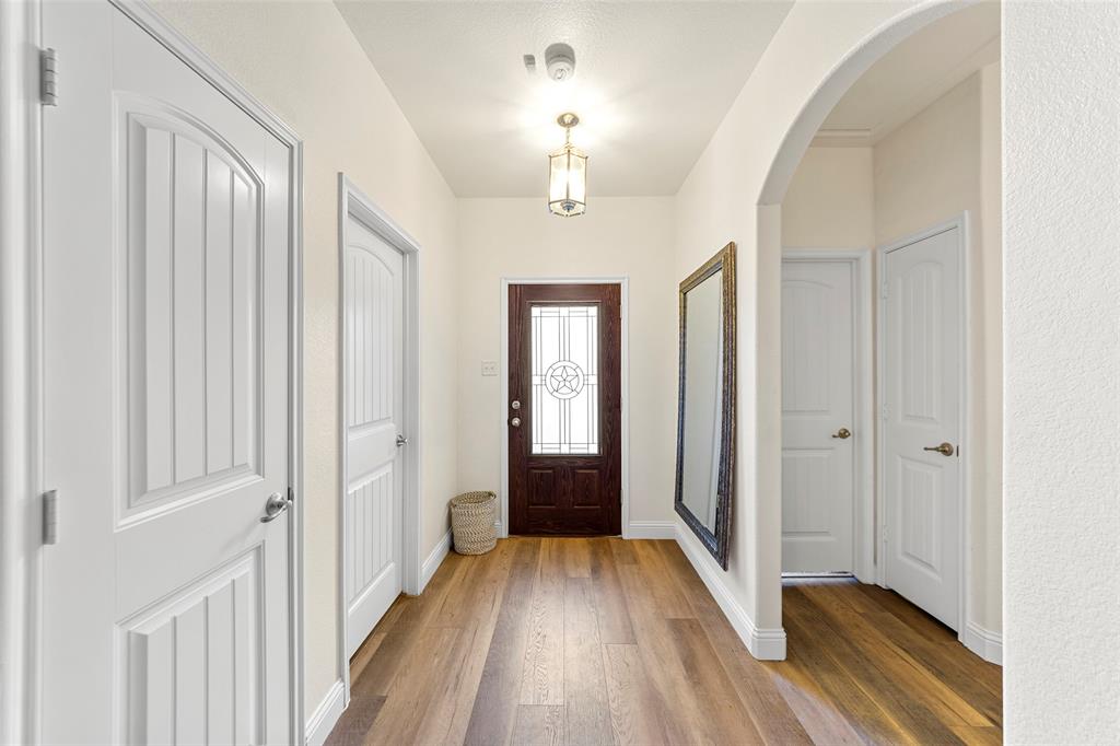 1514 Greenbrier Drive Property Photo 3