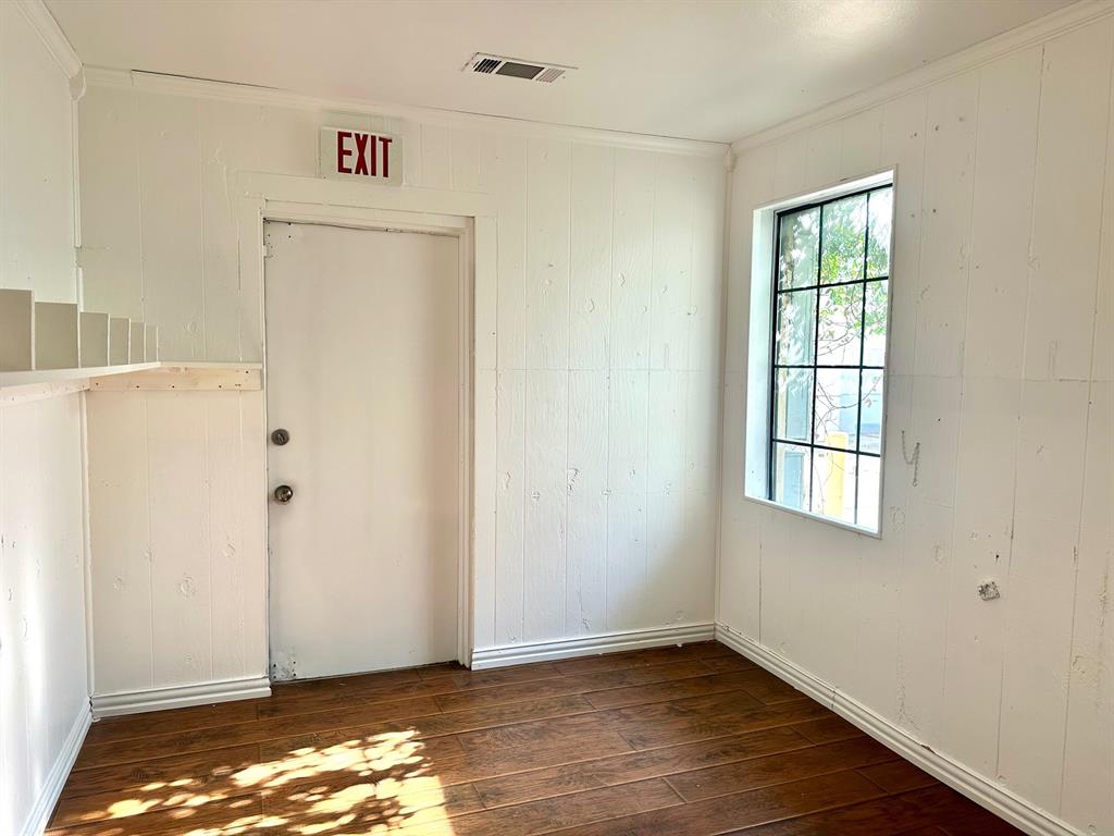 212 S Main Street Property Photo 9