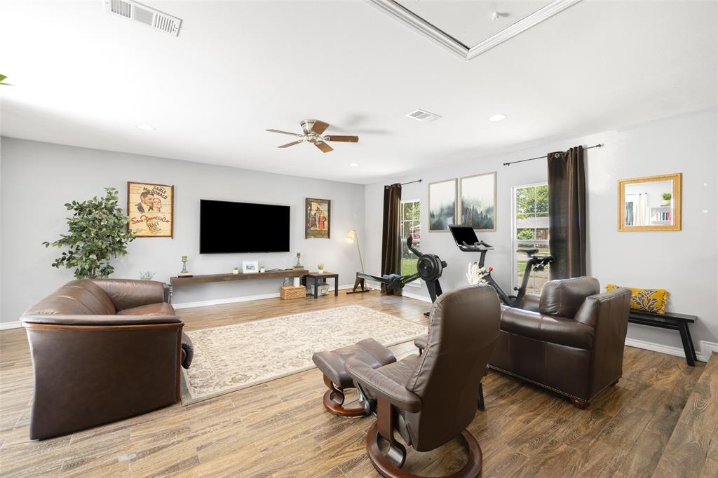1032 Kings Row Property Photo 4