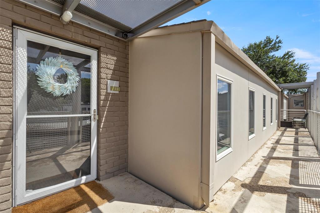 4231 Travis Street 33