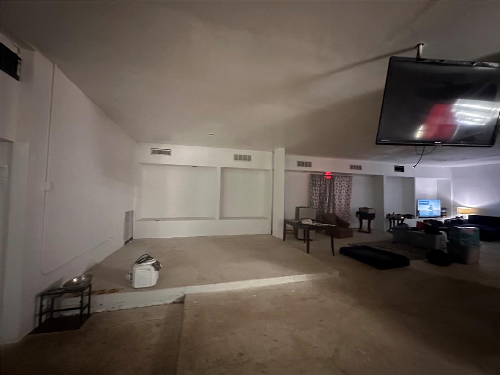 825 Vermont Avenue Property Photo 3