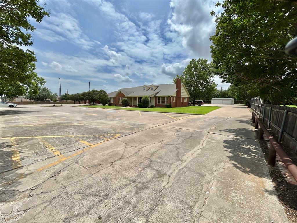 1627 N Grand Avenue Property Photo 3