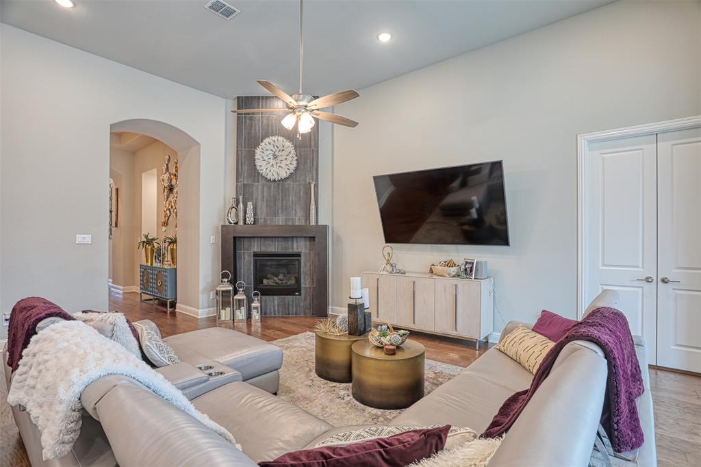 2101 Longmont Lane Property Photo 4