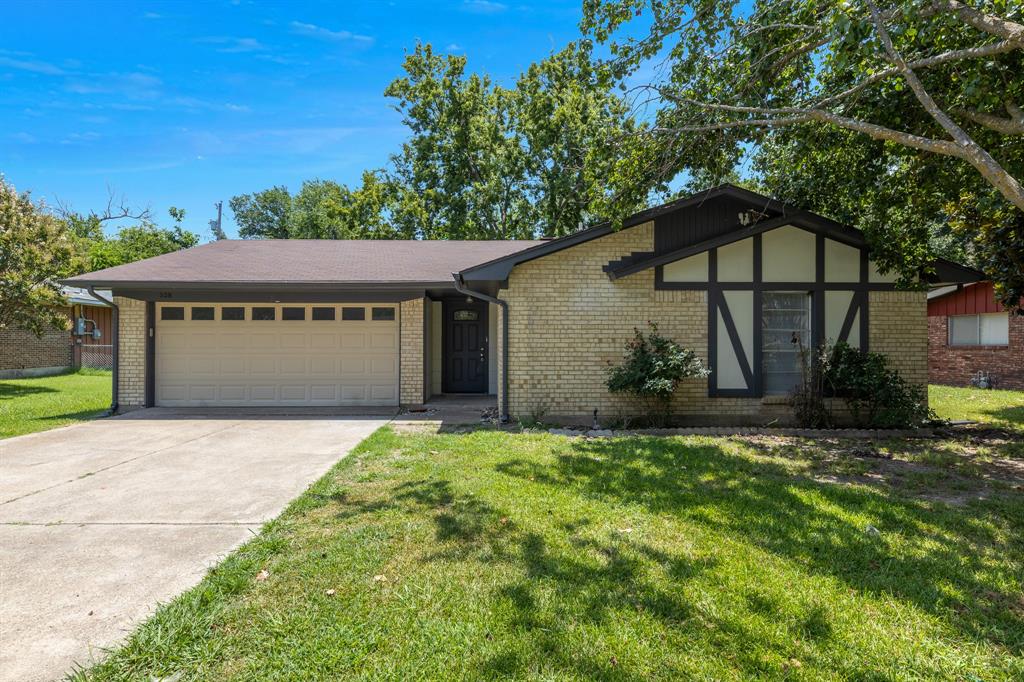208 Collins Drive Property Photo 1