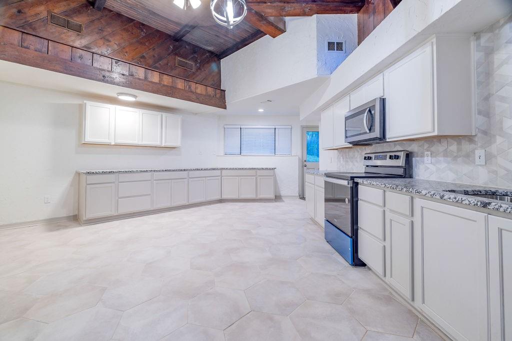 598 Stagecoach Trail Property Photo 4