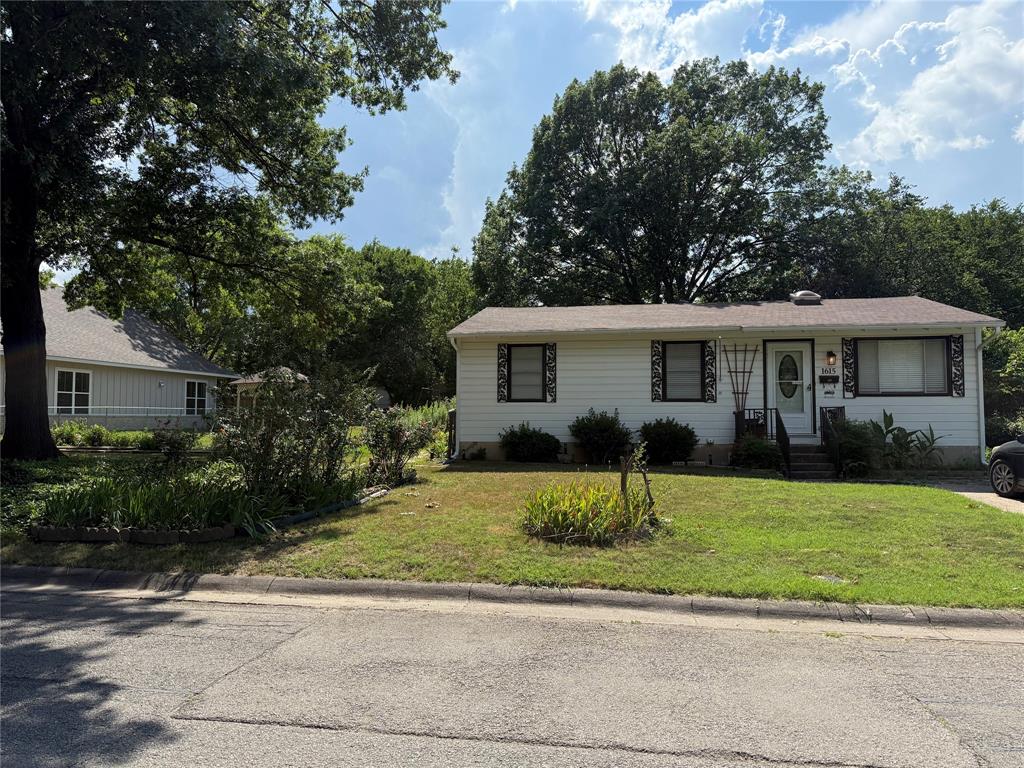 1613 Oak Street Property Photo 1