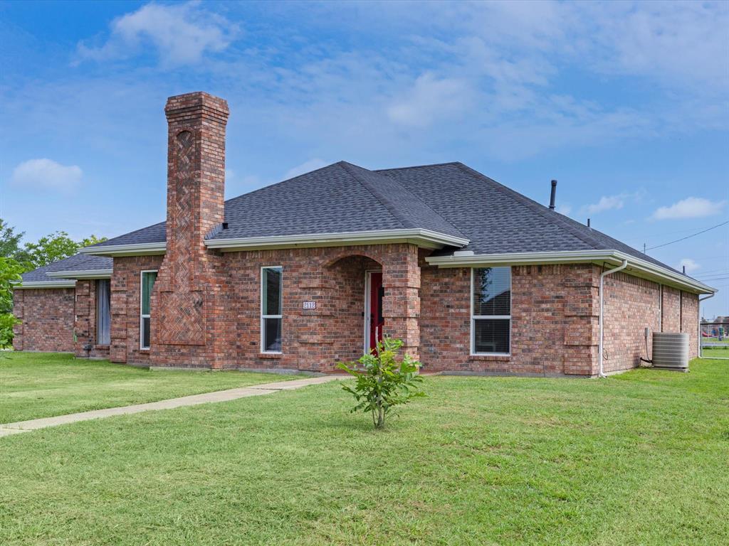 2112 Meadowview Drive Property Photo 1