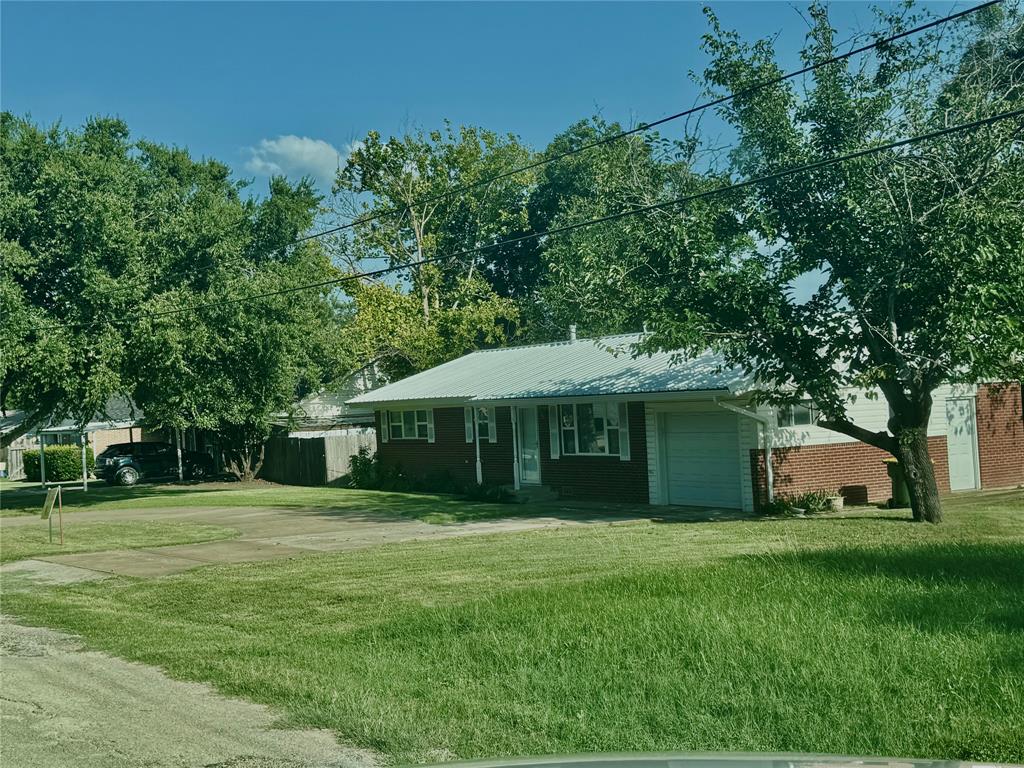 715 W First Property Photo 1