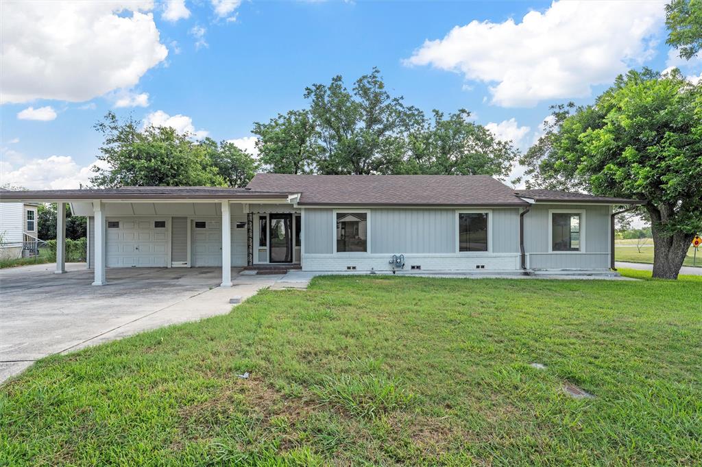 1524 E Avenue B Property Photo 1