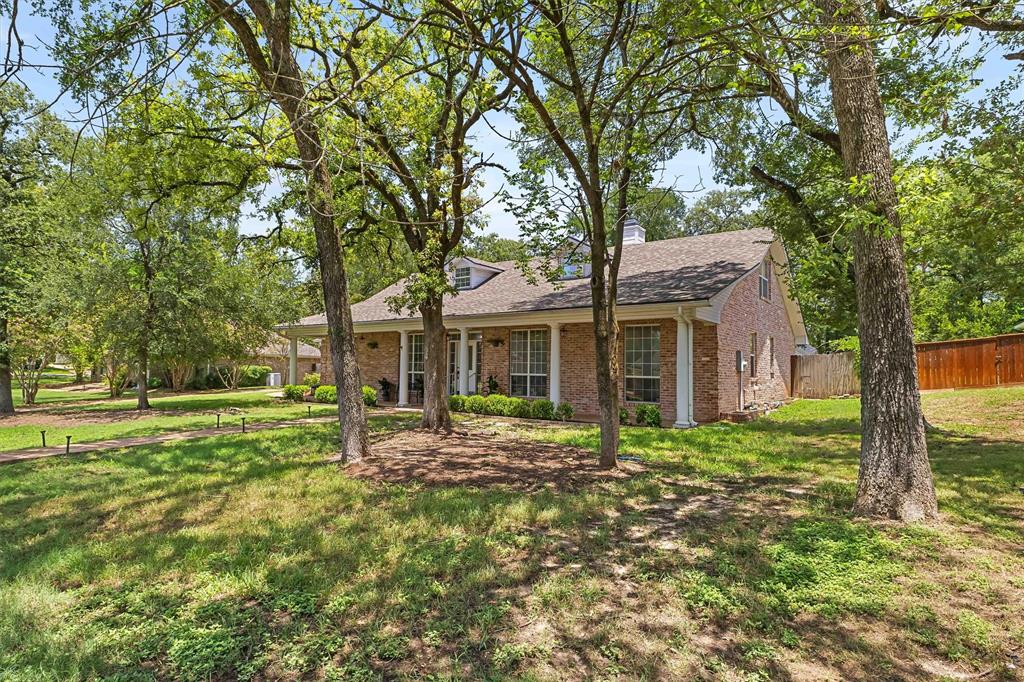 105 Lost Oaks Drive Property Photo 3