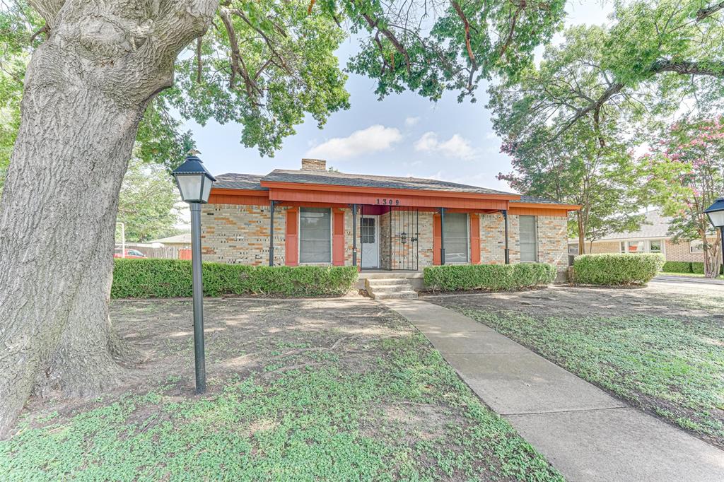 1309 Glouchester Drive Property Photo 1