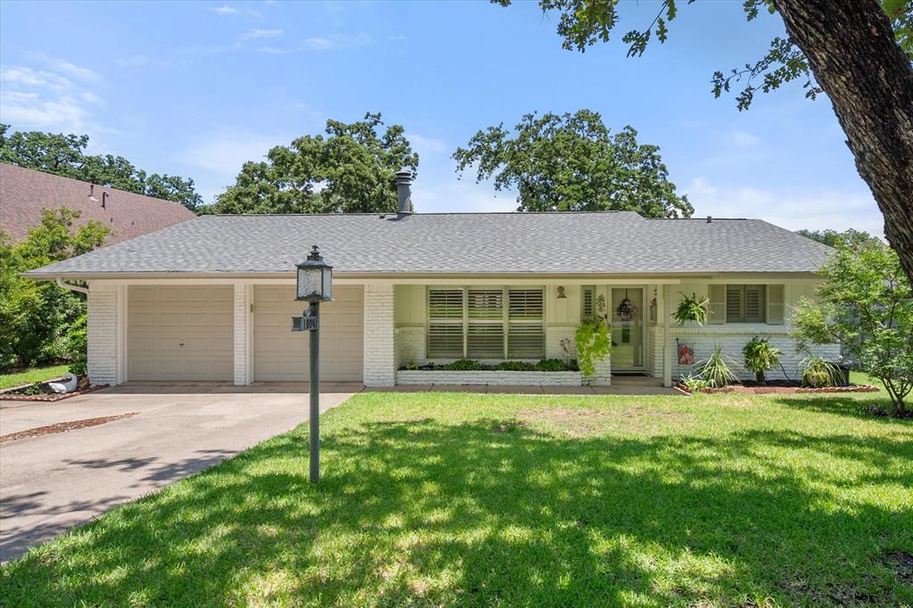 1004 Trailwood Drive Property Photo 1