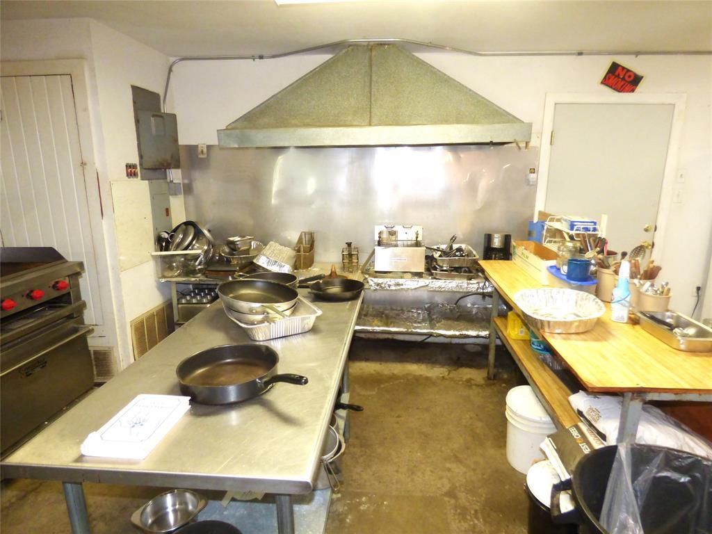 102 N Highway 6 Property Photo 6