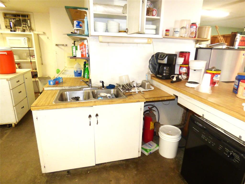 102 N Highway 6 Property Photo 7