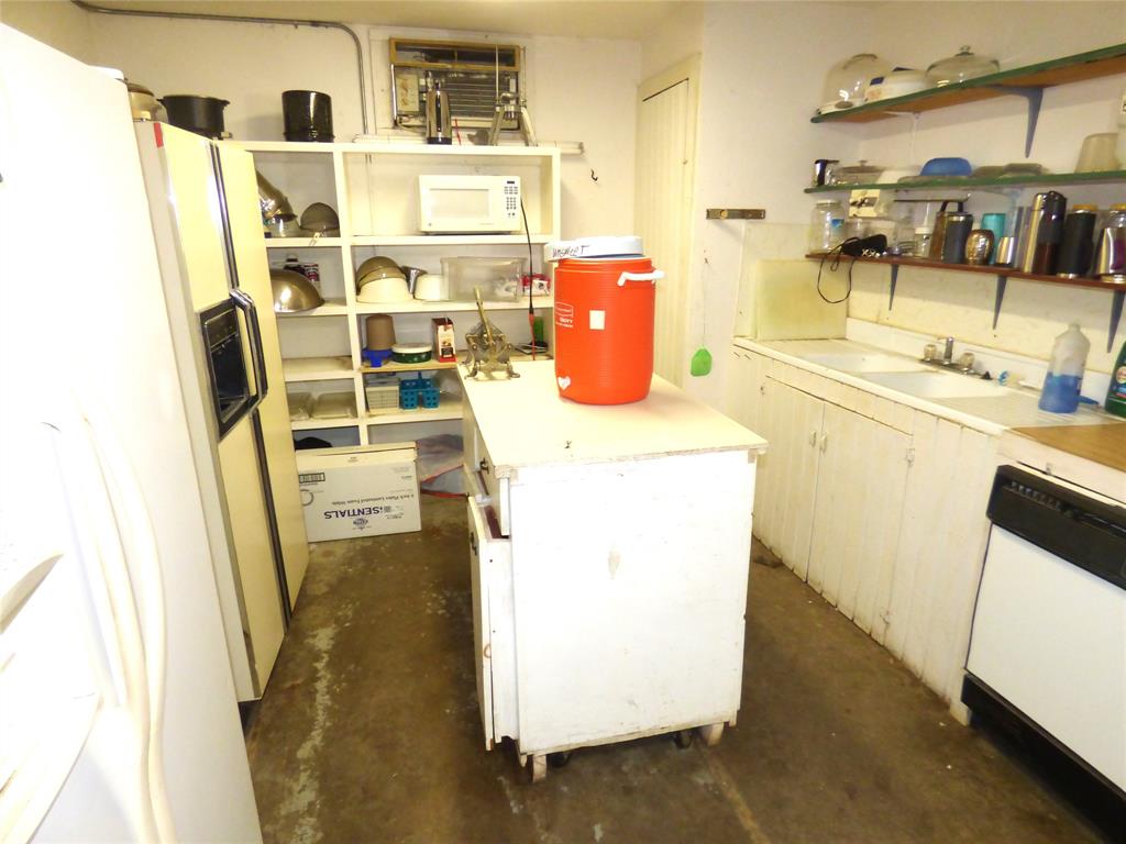 102 N Highway 6 Property Photo 8