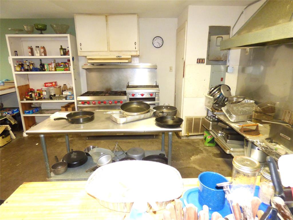 102 N Highway 6 Property Photo 10