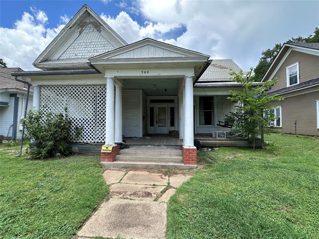 705 E Elm Street Property Photo 1