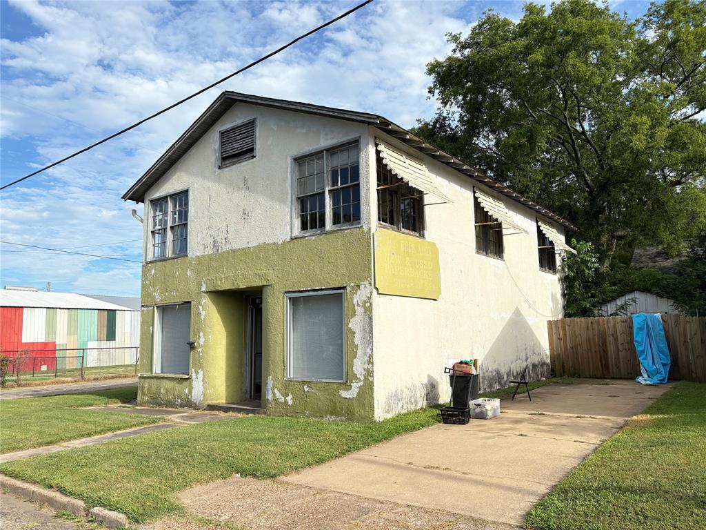206 E 9th Street Property Photo 1
