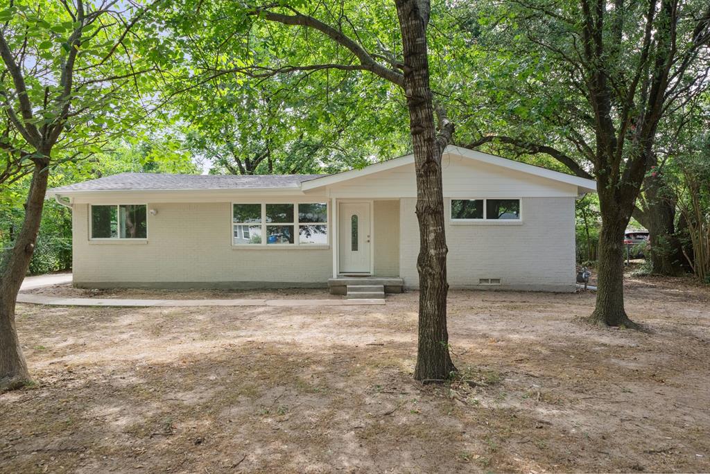 220 N Trego Court Property Photo 1