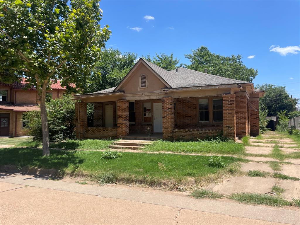 706 Warford Street Property Photo 1