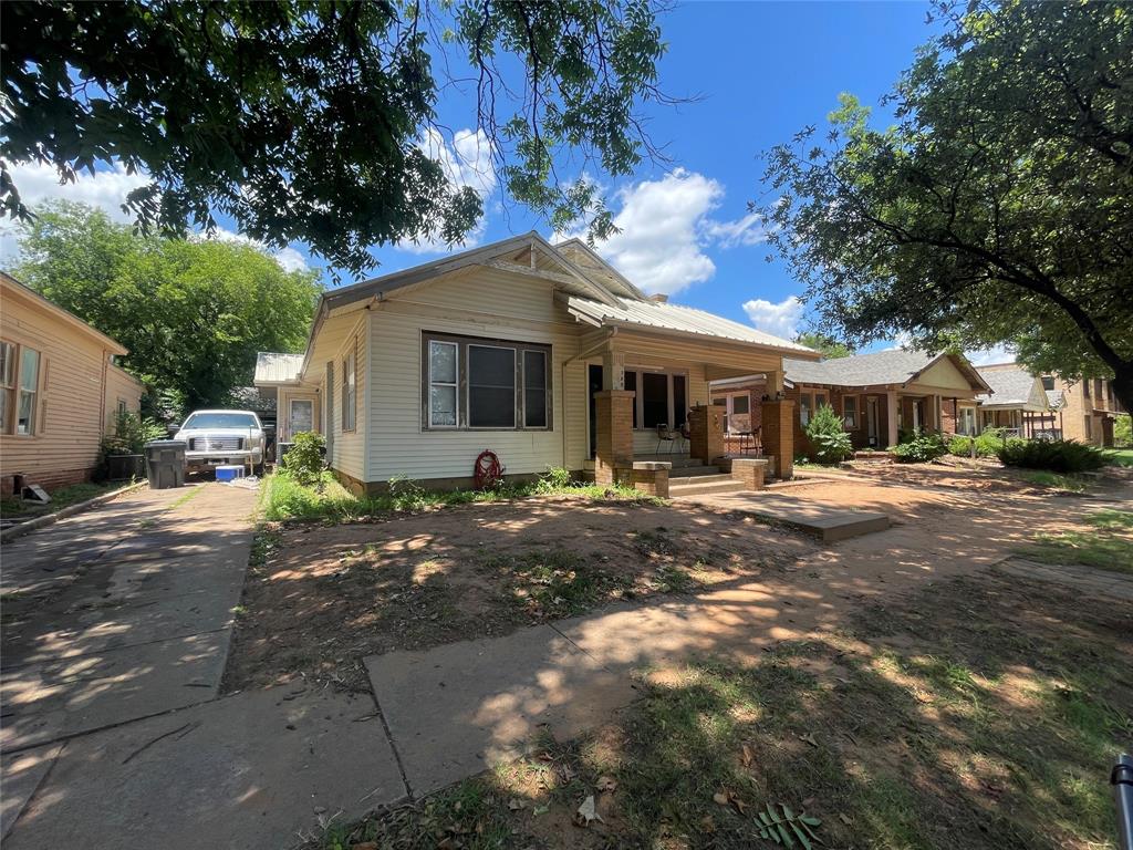 708 Warford Street Property Photo 1