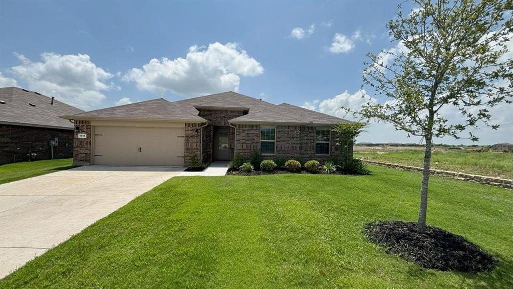 1915 HERITAGE Court Property Photo 1