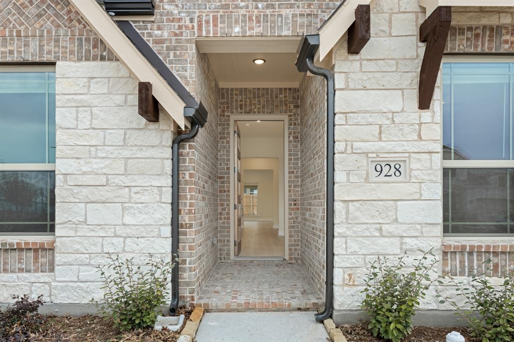 928 Split Oak Lane Property Photo 4