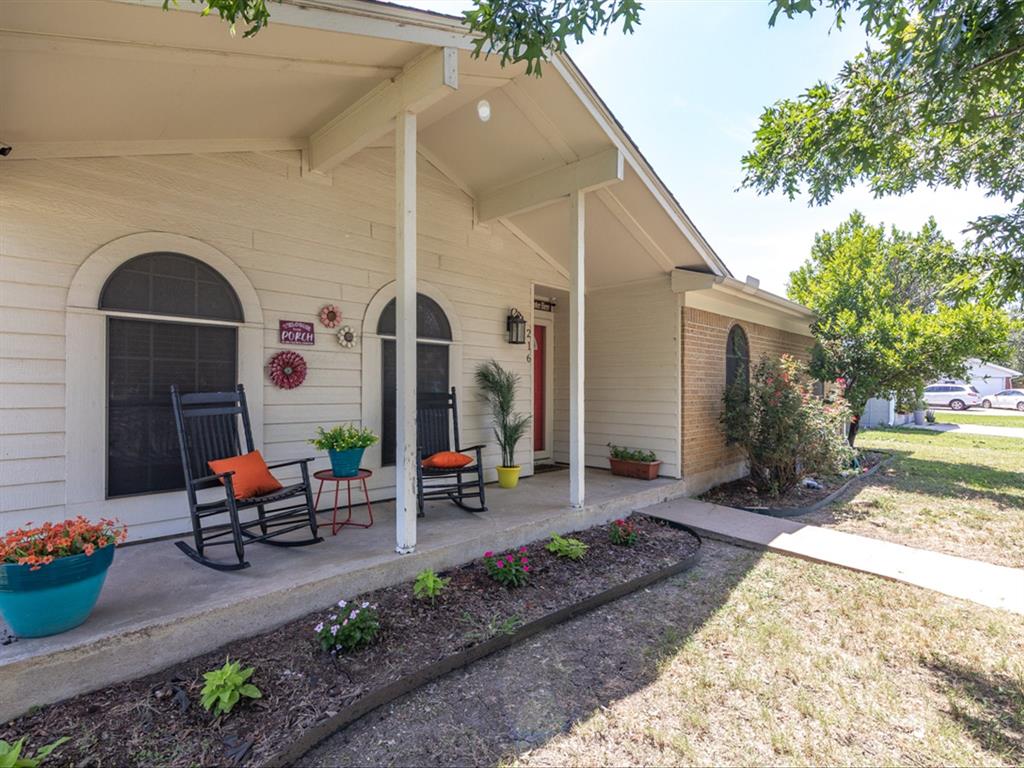 216 NE Cindy Lane Property Photo 1