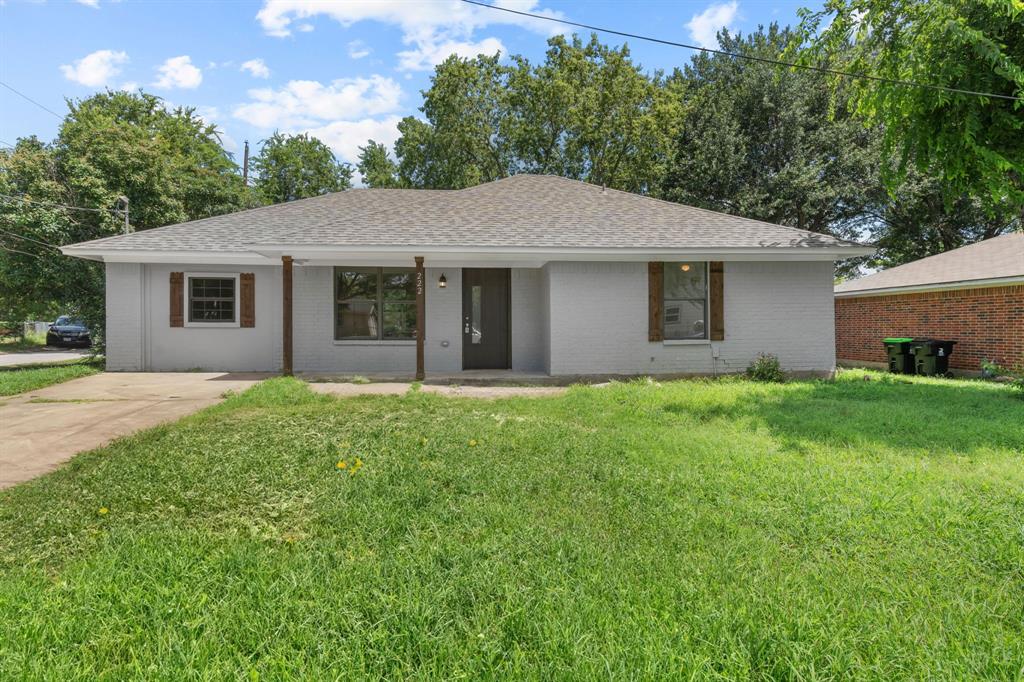 222 E Dennis Street Property Photo 1