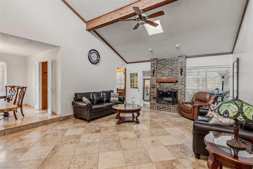 1827 Hillcroft Drive Property Photo 4