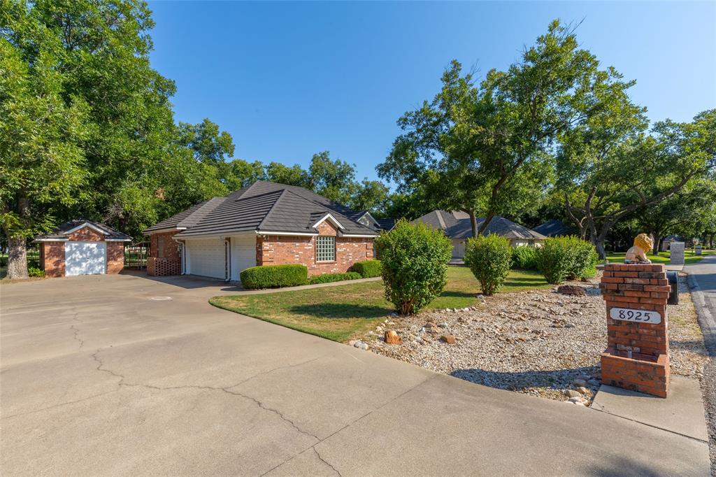 8925 Green Leaves Drive Property Photo 1