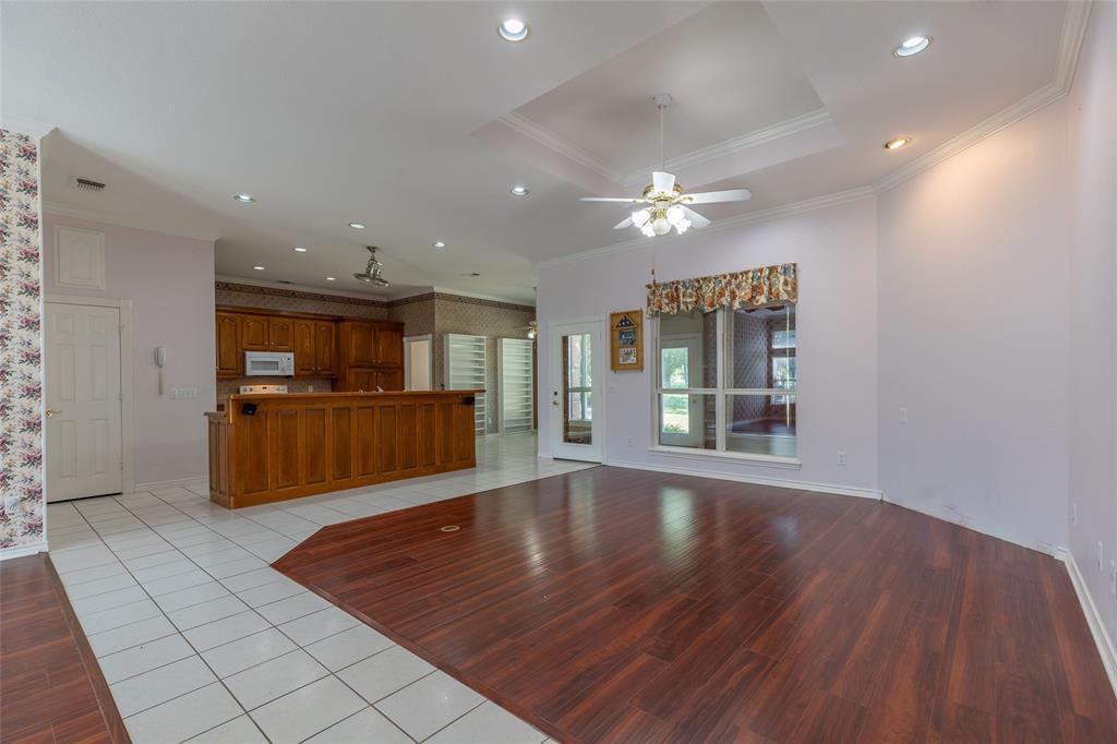 8925 Green Leaves Drive Property Photo 2