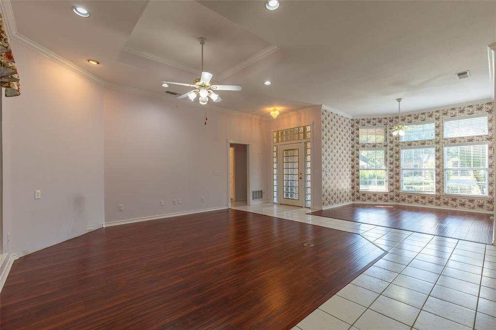 8925 Green Leaves Drive Property Photo 3
