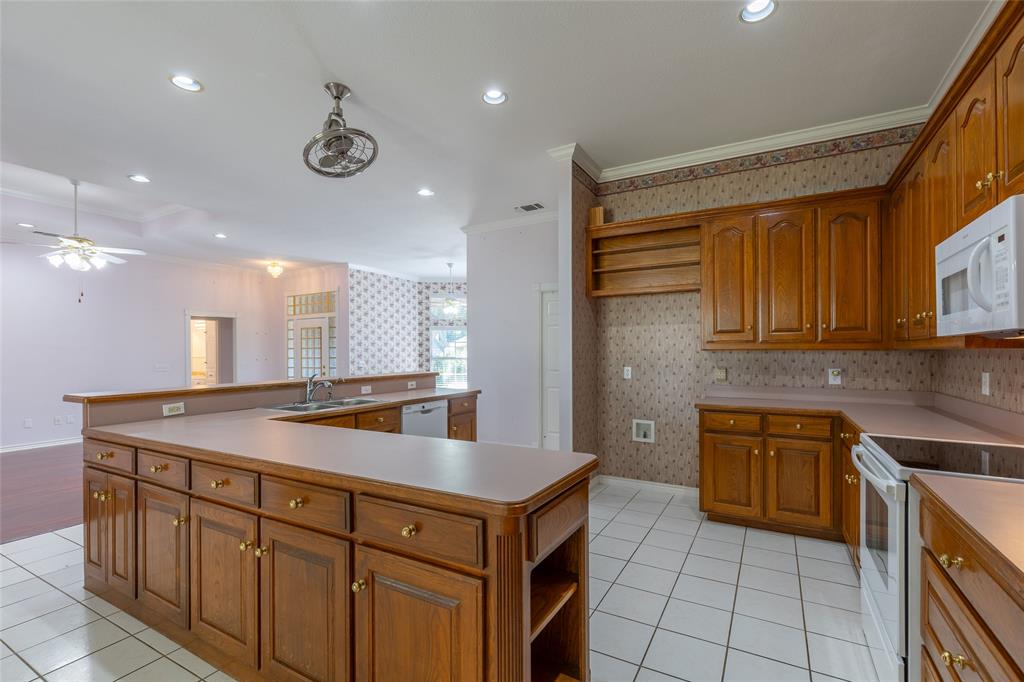 8925 Green Leaves Drive Property Photo 4