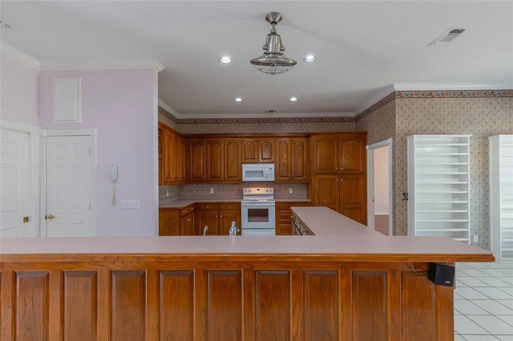 8925 Green Leaves Drive Property Photo 5
