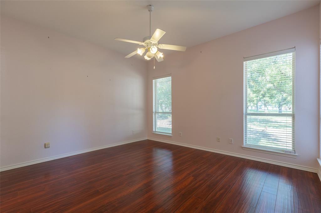 8925 Green Leaves Drive Property Photo 6