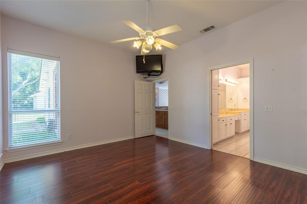 8925 Green Leaves Drive Property Photo 7