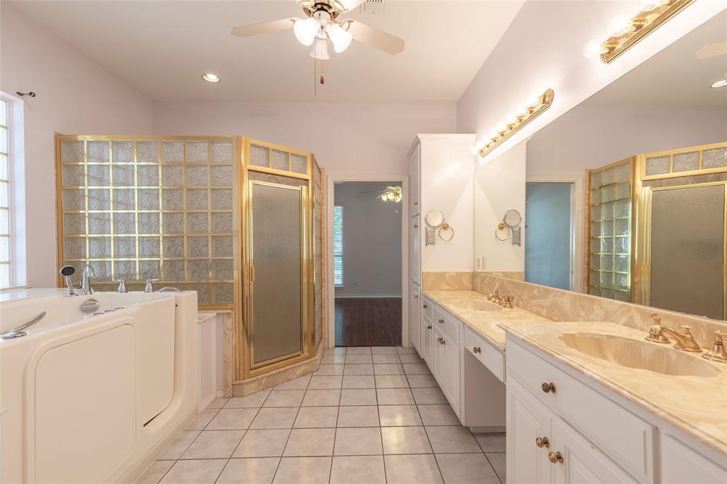 8925 Green Leaves Drive Property Photo 8