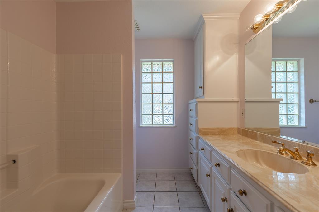 8925 Green Leaves Drive Property Photo 12