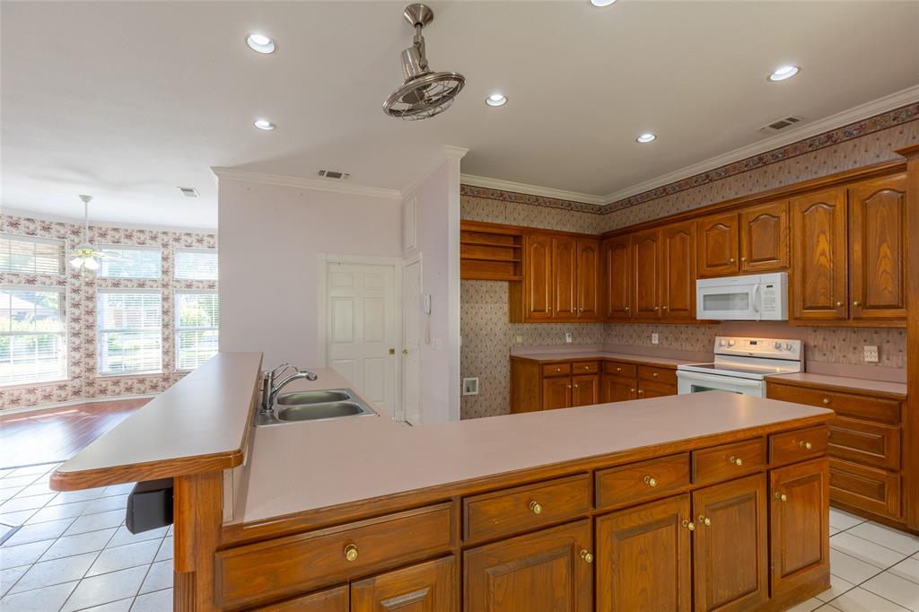 8925 Green Leaves Drive Property Photo 14