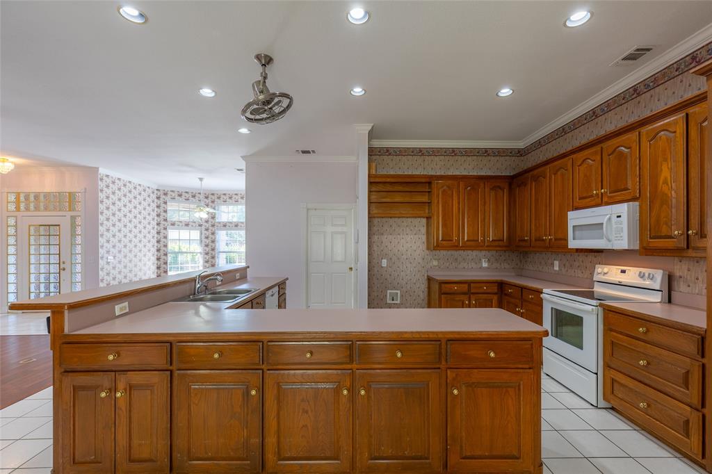 8925 Green Leaves Drive Property Photo 15