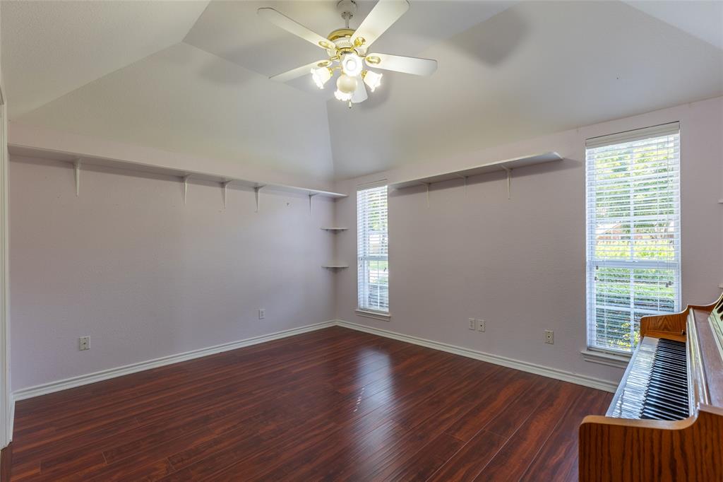 8925 Green Leaves Drive Property Photo 19