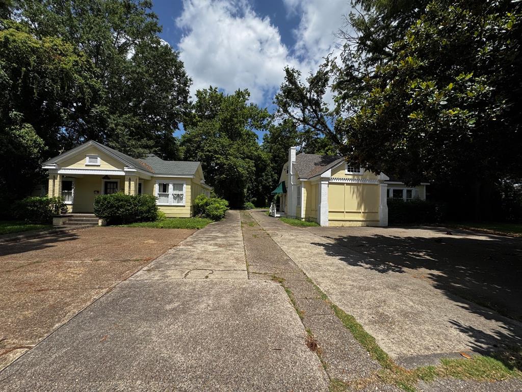 302 Albany Avenue Property Photo 1